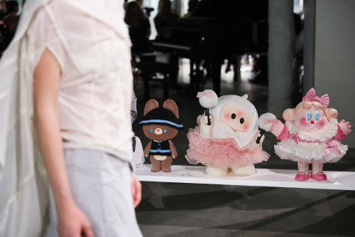 从巴黎时装周到广州艺术家街区,名创优品打造IP跨界新阵地