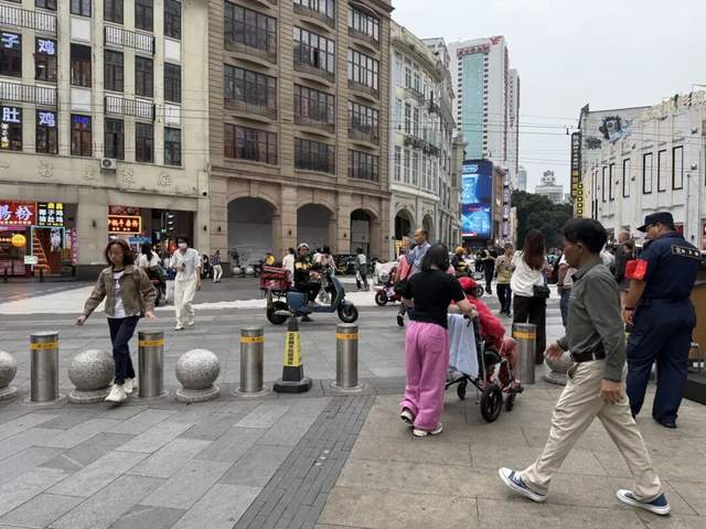 让残障人士“连滚带爬”的,何止是深圳机场?