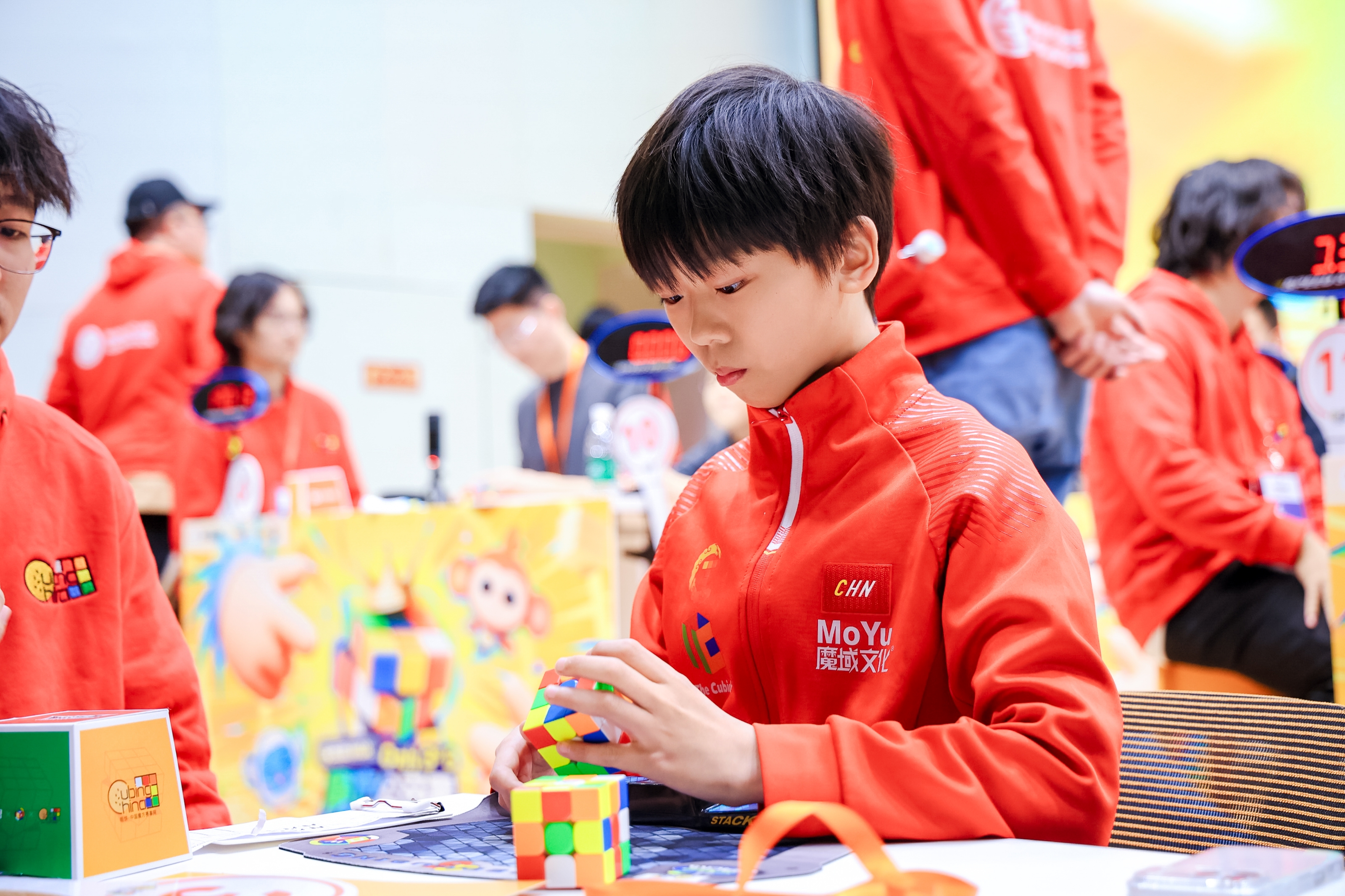 高手齐聚学而思×WCA三阶魔方公开赛,思维竞速燃动北京