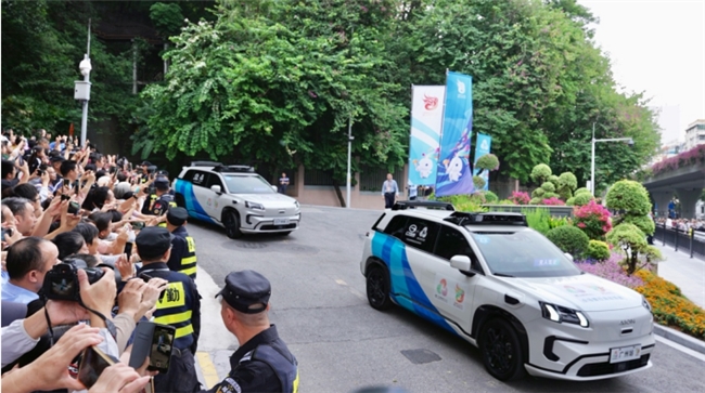 五运会火炬传递开跑，广汽集团董事长冯兴亚担任火炬手