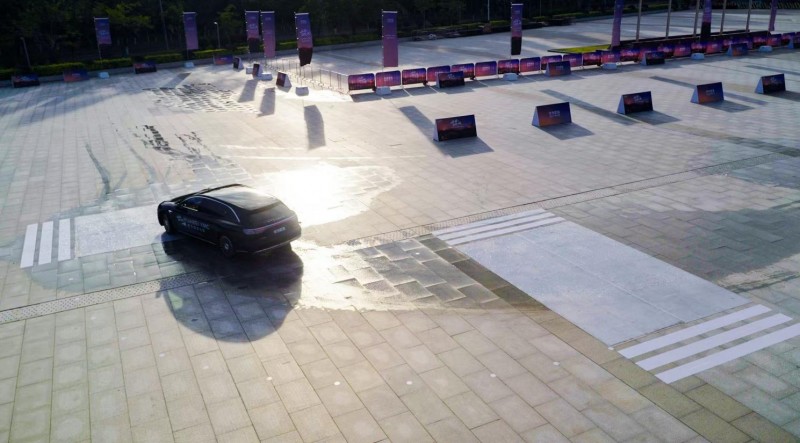 从容,自成一派,华为乾崑HUAWEI XMC全能试驾菁英汇,用科技赋能从容出行的“底气”