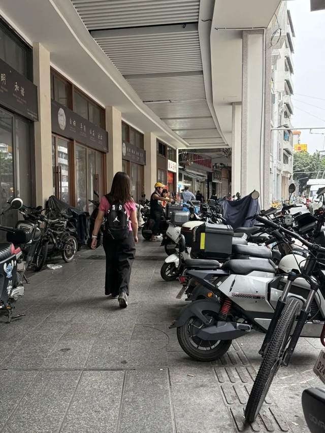 让残障人士“连滚带爬”的,何止是深圳机场?