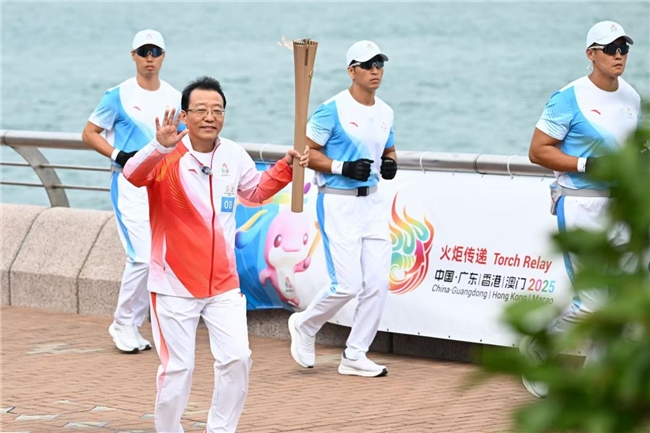 五运会火炬传递开跑，广汽集团董事长冯兴亚担任火炬手
