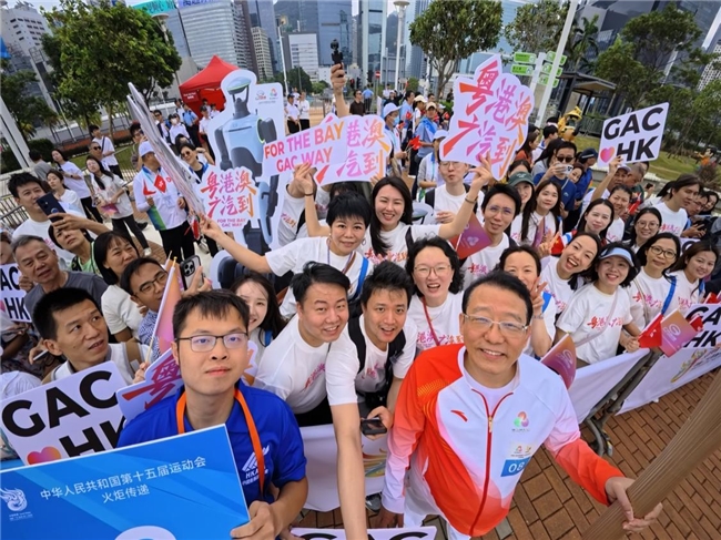 五运会火炬传递开跑，广汽集团董事长冯兴亚担任火炬手