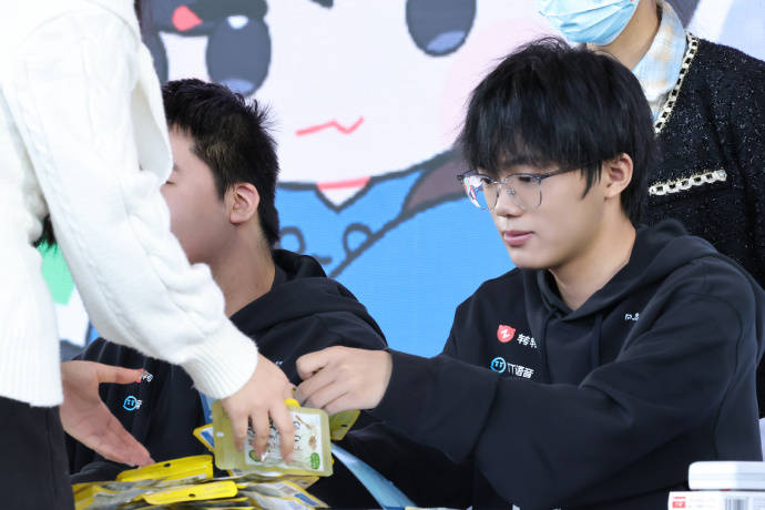 龙角散携手TTG战队,打造王者荣耀周年庆嘉年华开黑护嗓新体验