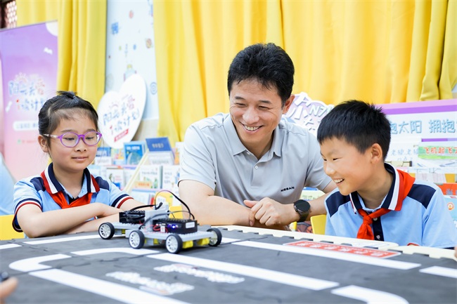 王强书记与湖北随州随县淮河镇小学的学生在汽车课上互动。.jpg