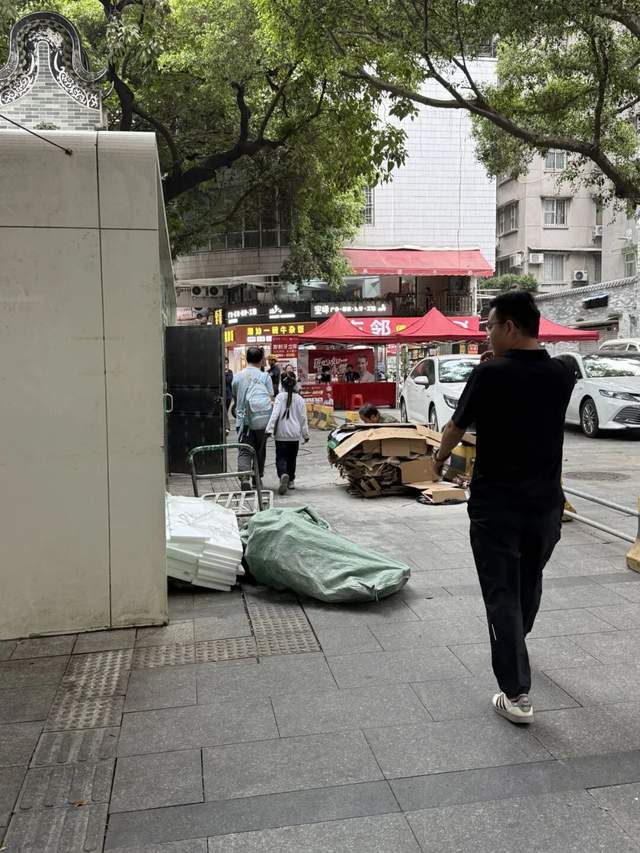 让残障人士“连滚带爬”的,何止是深圳机场?