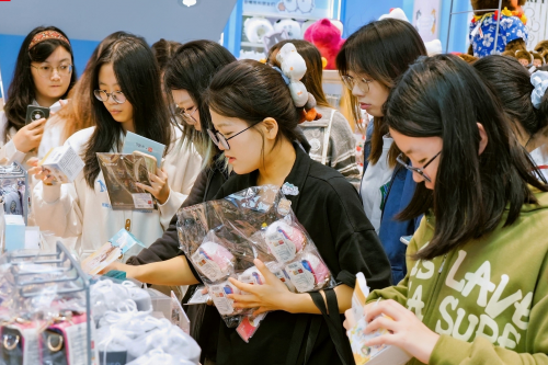 国庆打卡新风向：名创优品MINISO LAND西北首店亮相西安，引爆IP消费热潮